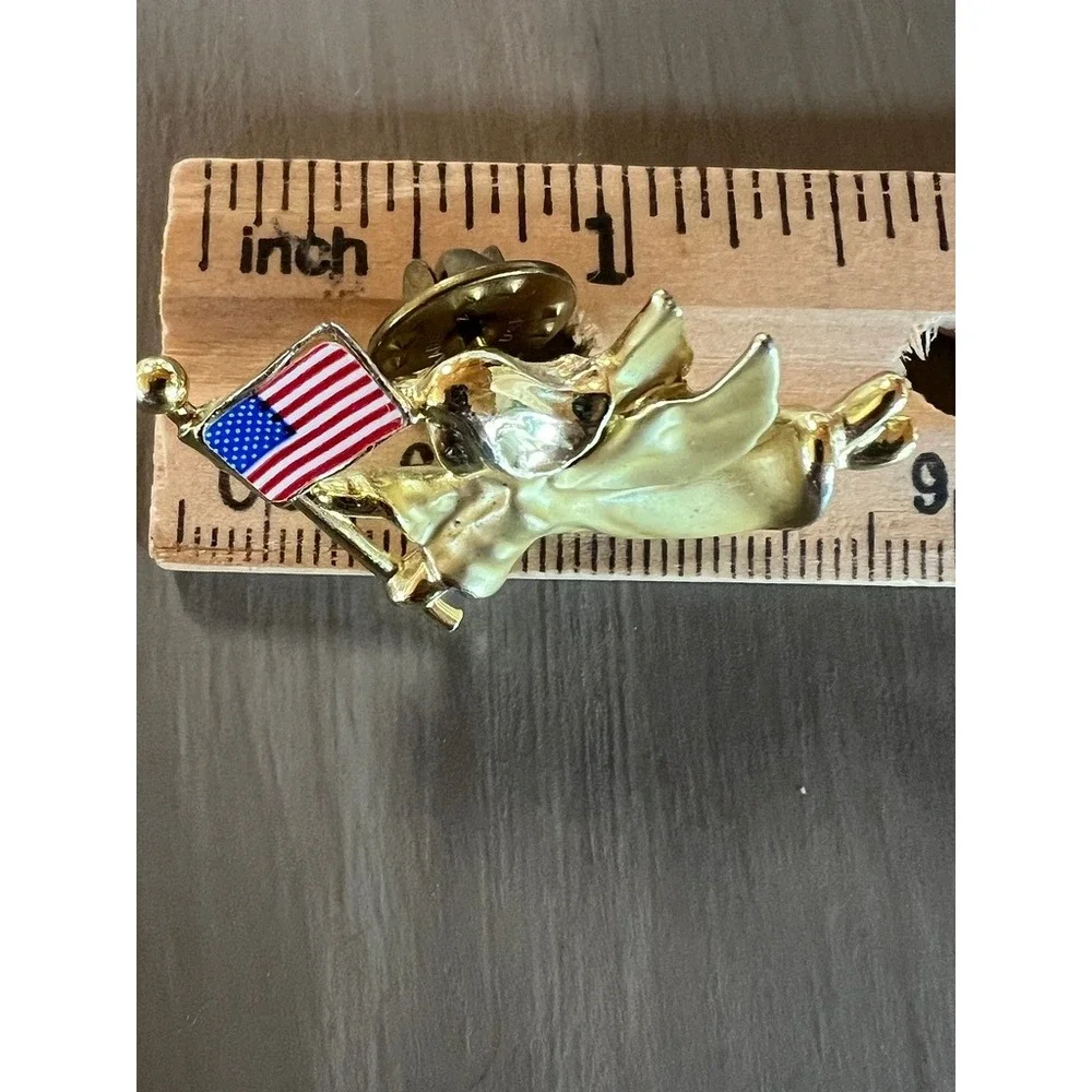 GiGi pin brooch